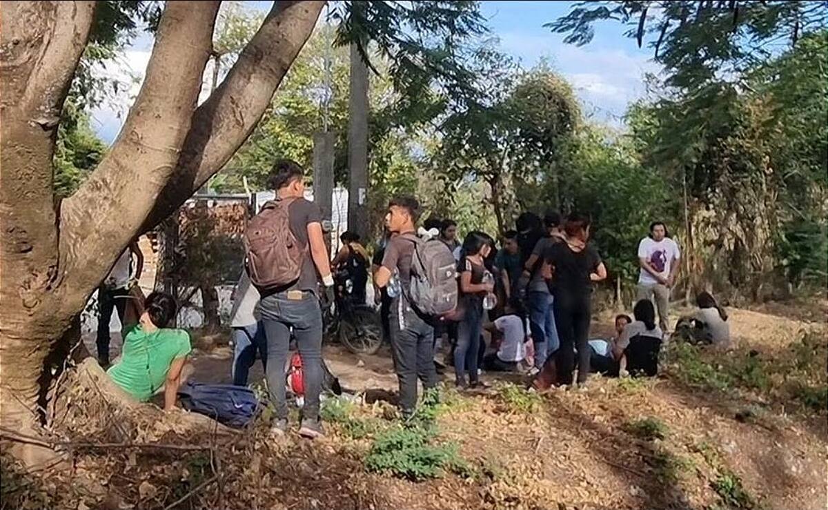 Vuelca camión que transportaba migrantes en Chiapas. // Foto: Especial/El Universal