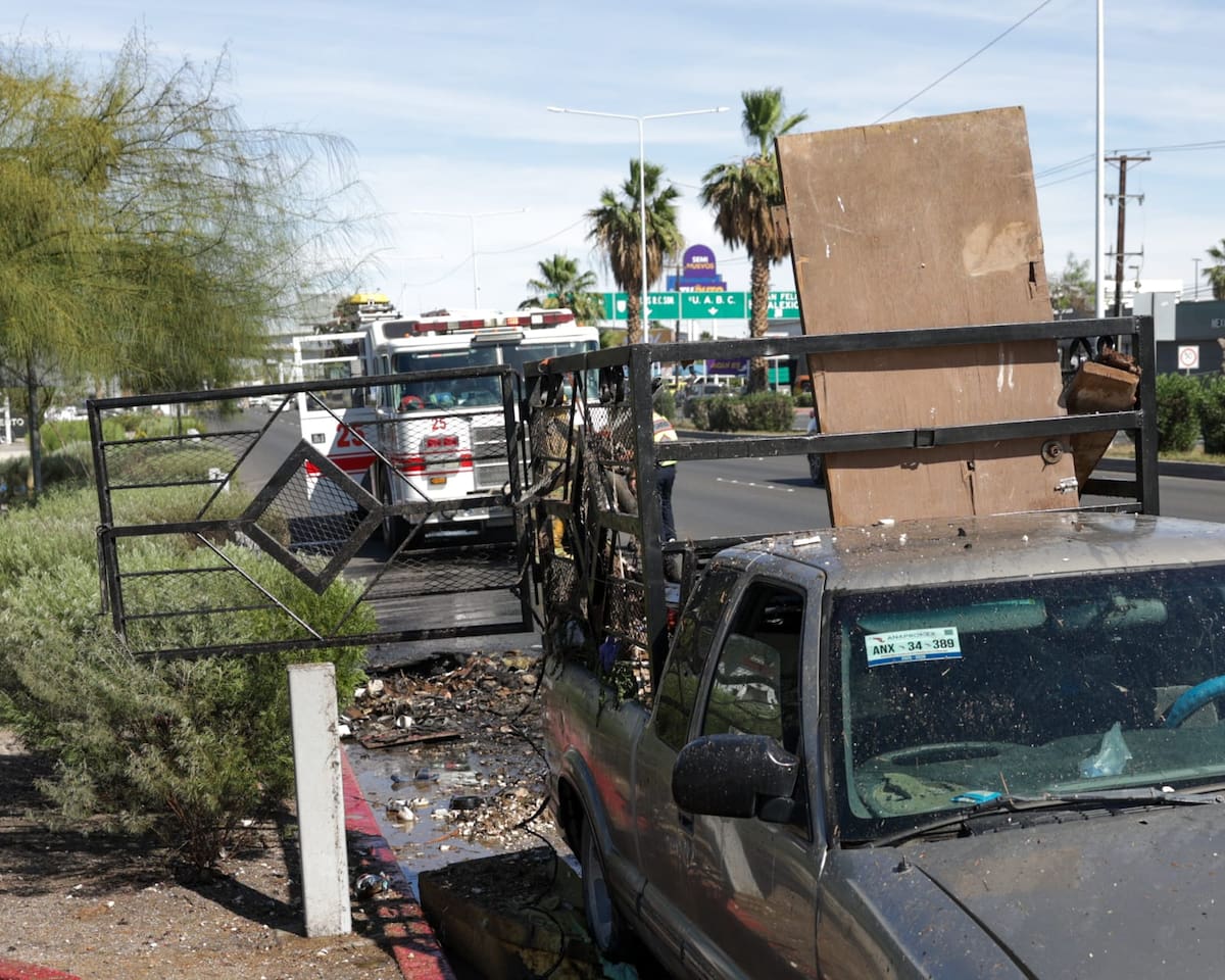 El vehículo transportaba escombro y presuntamente recipientes con gas inflamable; las llamas fueron controladas antes de que se extendieran. Foto: Javier Gallegos