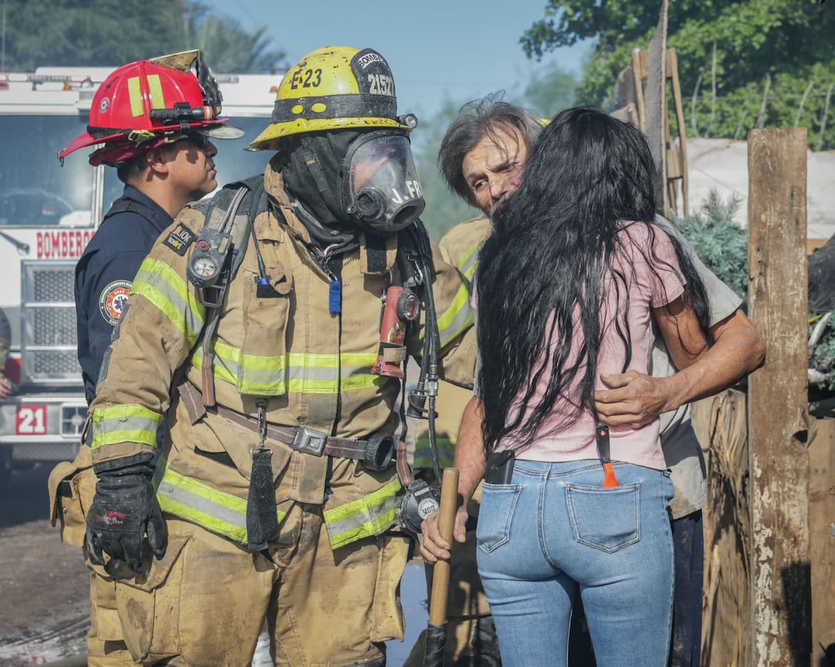 Un incendio consumió viviendas en el Bordo Rivera, en Mexicali. Elementos del Cuerpo de Bomberos acudieron al lugar para sofocar las llamas y evitar que se propagaran a domicilios cercanos. Foto: Javier Gallegos.
