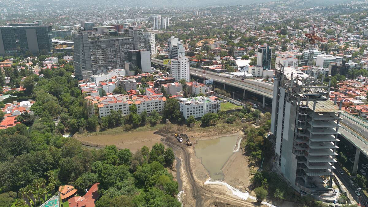 (250730) - CIUDAD DE MEXICO, 30 julio, 2025 (Xinhua) - Imagen tomada con un dron el 29 de julio de 2025 de maquinaria trabajando en la presa Anzaldo, en la Ciudad de México, capital de México. México avanza en la modernización de sus sistemas meteorológicos mediante la implementación de la inteligencia artificial (IA) en los modelos de predicción, los cuales son capaces de prever hasta en menos de una hora fenómenos extremos como inundaciones súbitas, olas de calor y ciclones tropicales. (Xinhua/Francisco Cañedo) (fc) (ah) (ra) (vf)