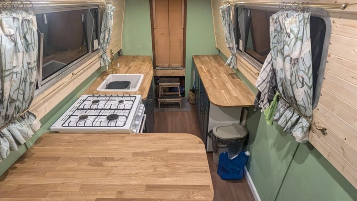 Vivir en el barco le permite ahorrar más de 5.800 pesos al mes en comparación con un departamento cercano a su trabajo. /Jam Press/@El_Sooty_