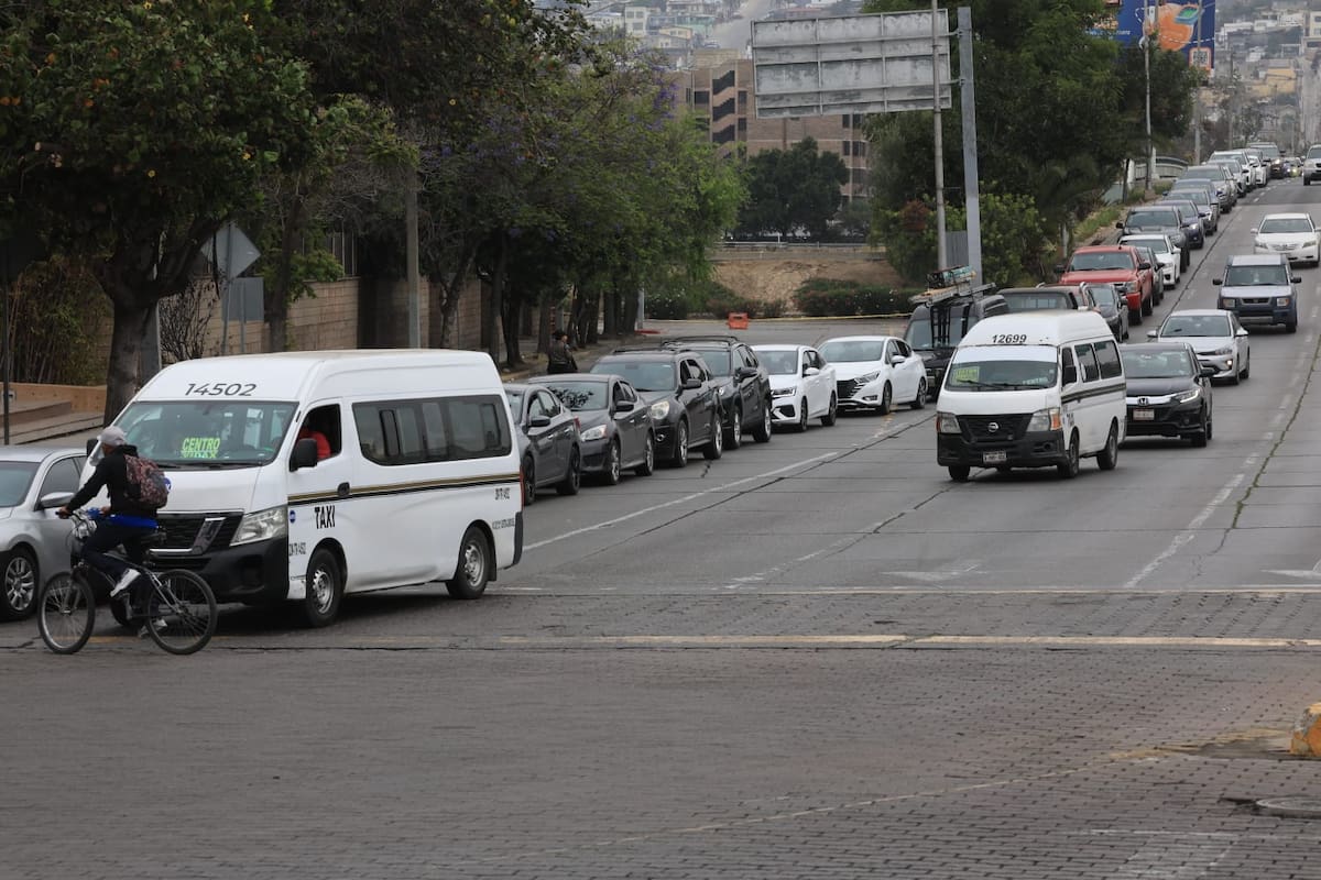 El aumento de cruces hacia Estados Unidos provocó congestionamiento severo en vialidades clave de Tijuana desde primeras horas del día. Foto: Sergio Ortiz
