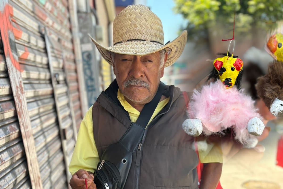 Artesano oaxaqueño preserva tradición de juguetes hechos a mano en calles de Tijuana