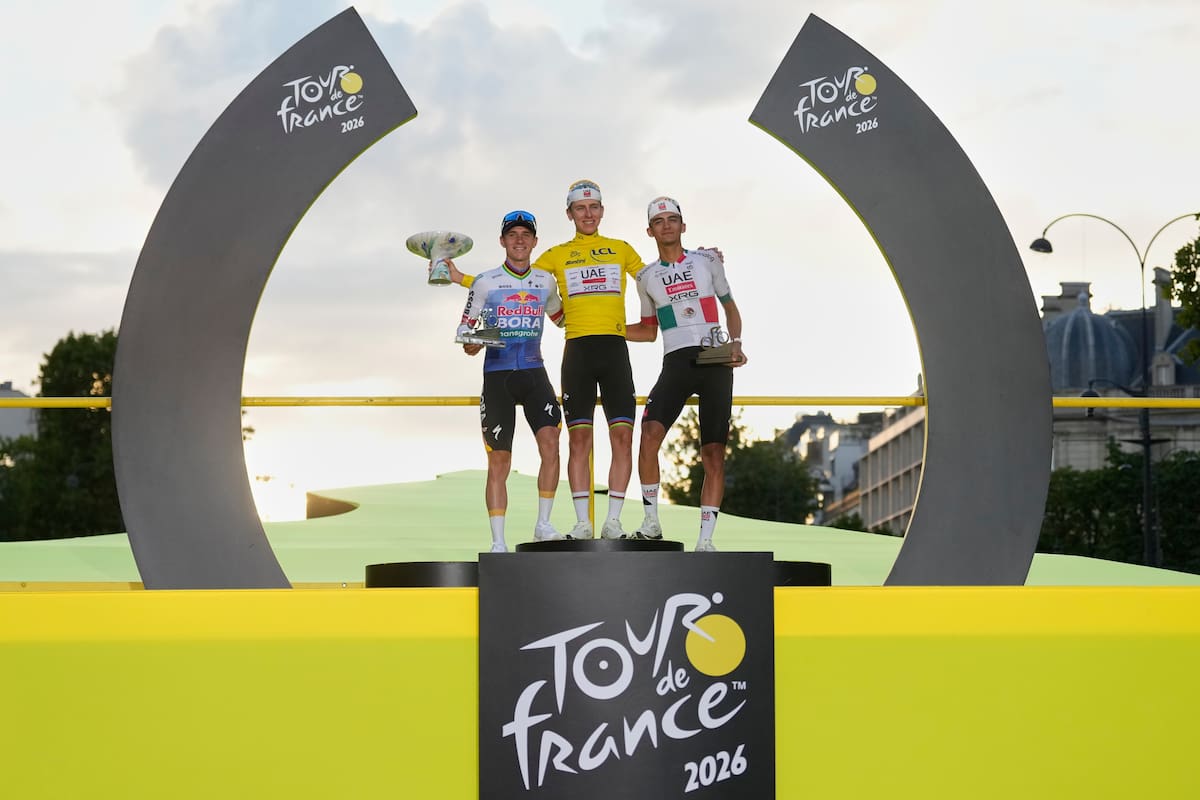 El esloveno Tadej Pogacar, portando el maillot amarillo como líder de la clasificación general, celebra en el podio junto al belga Remco Evenepoel, a la izquierda, quien terminó en segundo lugar, y el mexicano Isaac del Toro, a la derecha, quien finalizó tercero, tras la última etapa del Tour de Francia, con salida y llegada en París, el domingo 26 de julio de 2026. (AP Photo/Mosa'ab Elshamy)