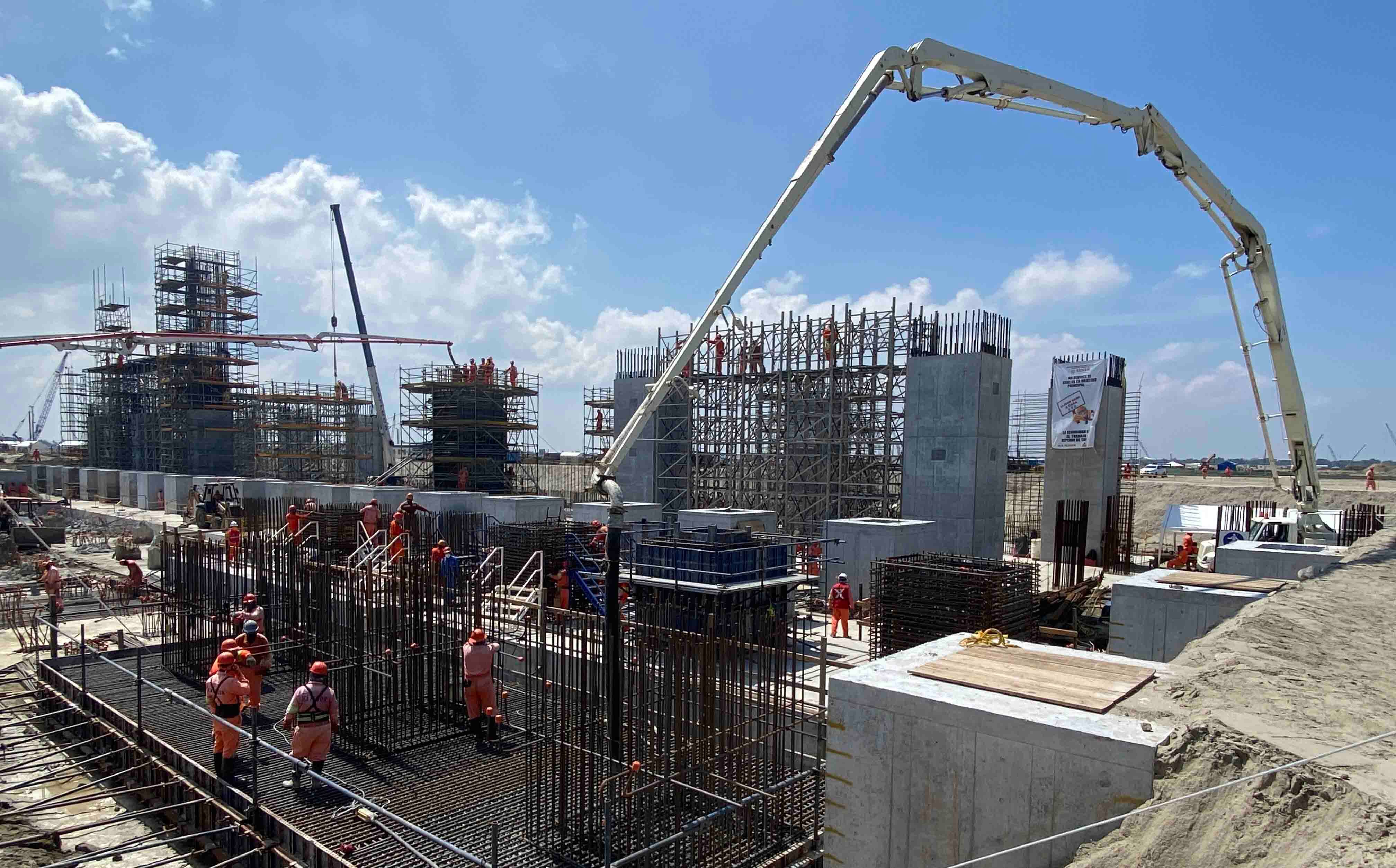 Ostuacán, Chiapas, México,18 de octubre de 2020.Andrés Manuel López Obrador, Presidente de México preside Supervisión de la construcción de la nueva refinería Dos Bocas. Acompañan al mandatario: Rocío Nahle García, secretaria de Energía; Adán Augusto López Hernández, gobernador de Tabasco; Octavio Romero Oropeza, Director de PEMEX. Foto: Presidencia