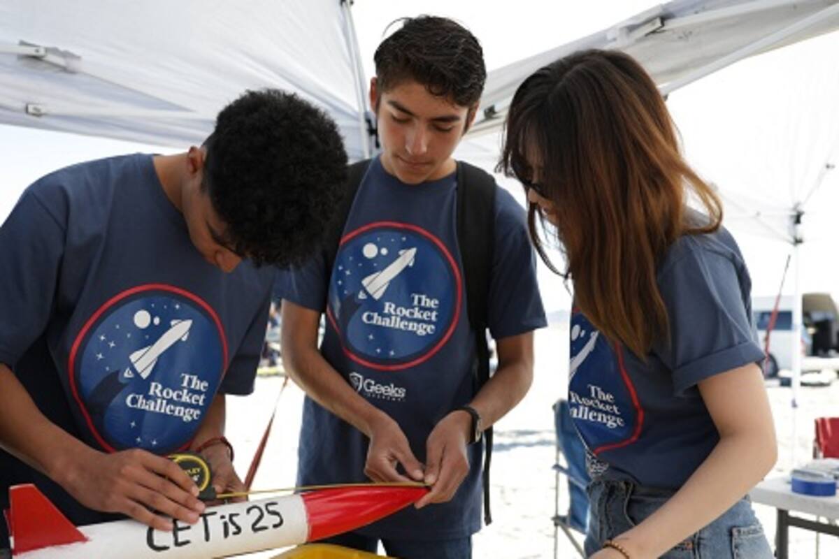 Jóvenes lanzan cohetes creados por ellos mismos en la Laguna Salada