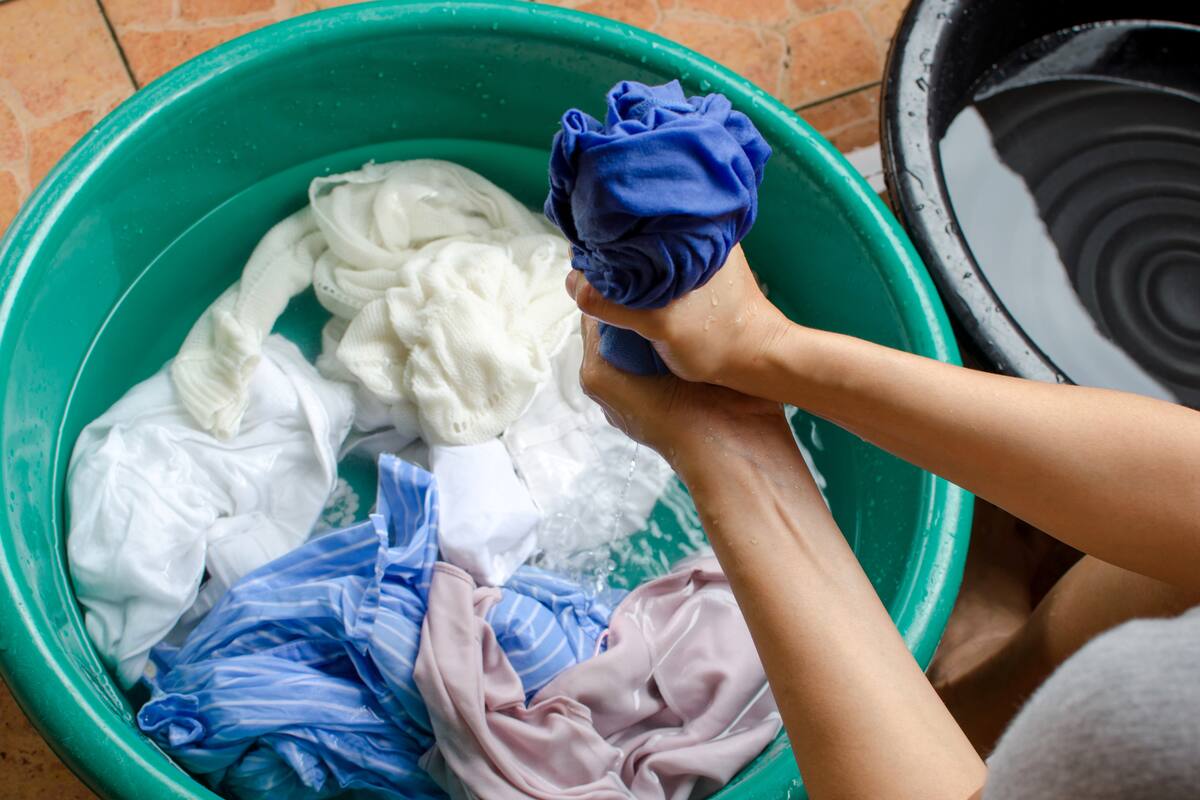 Así puedes limpiar y quitar las manchas de cloro de tu ropa con tan solo un ingrediente