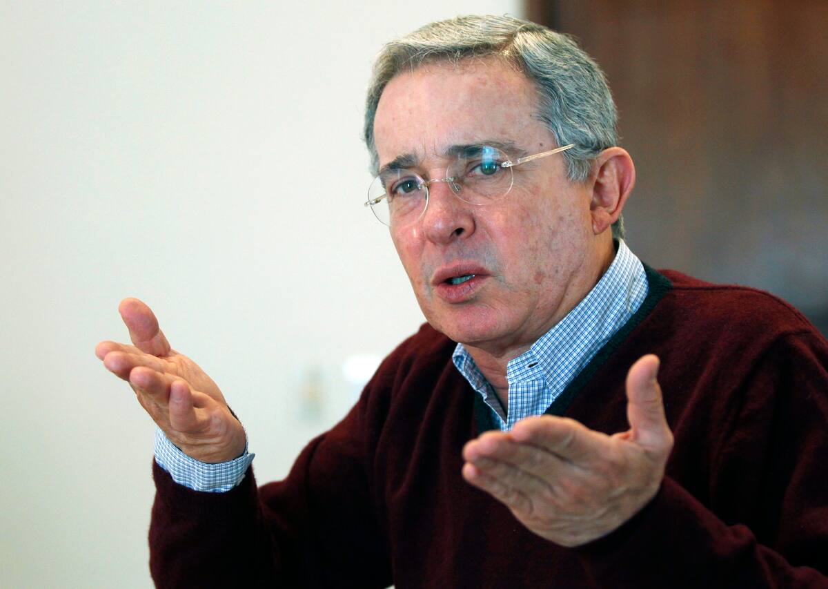 Las pruebas clave incluyen grabaciones hechas con un reloj espía por el exparamilitar Juan Guillermo Monsalve, donde se escucha al abogado Cadena ofrecer beneficios judiciales a cambio de declaraciones favorables a Uribe . (AP Photo/Fernando Vergara)