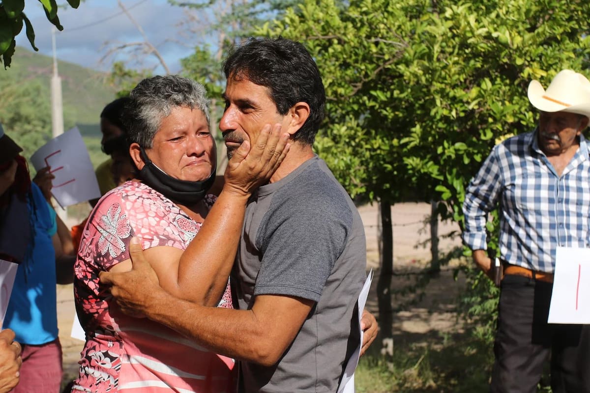 Tras ser deportado y vivir un año en un panteón, Juan de Dios es recibido por su familia