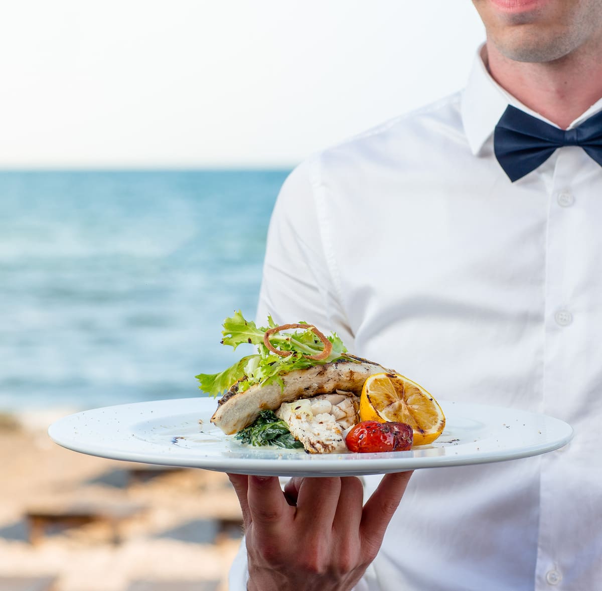 Los adultos mayores que visiten los destinos de sol y mar en México durante este 2026 pueden acceder a descuentos de hasta el 25% en diversos establecimientos de alimentación. | Magnific