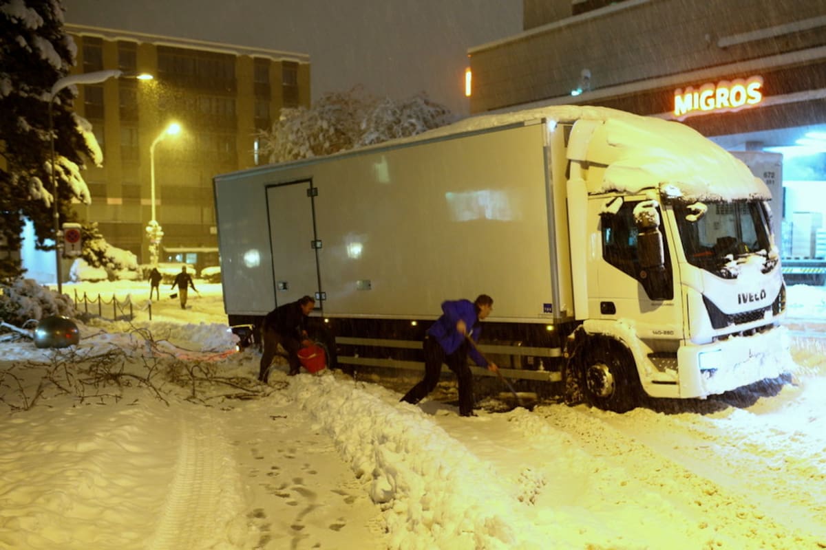 Ayuda a empujar un camión atrapado en la nieve y recibe un año de productos lácteos gratis