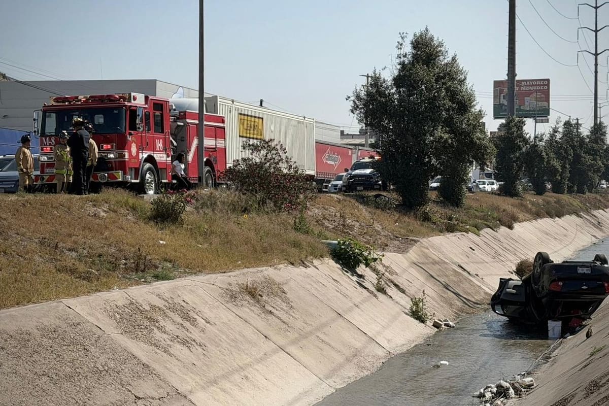 Tráiler provoca volcadura en bulevar Clouthier; dos personas resultan lesionadas