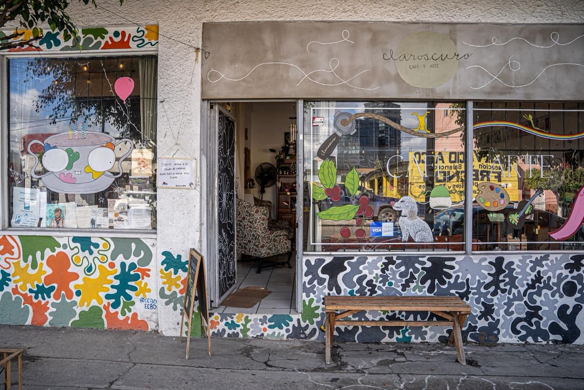 Ubicado en el centro de la ciudad, el proyecto fundado por Vanesa ofrece un punto de encuentro para la imaginación, con materiales, libros e instrumentos disponibles para que los visitantes exploren su creatividad. Foto: Border Zoom
