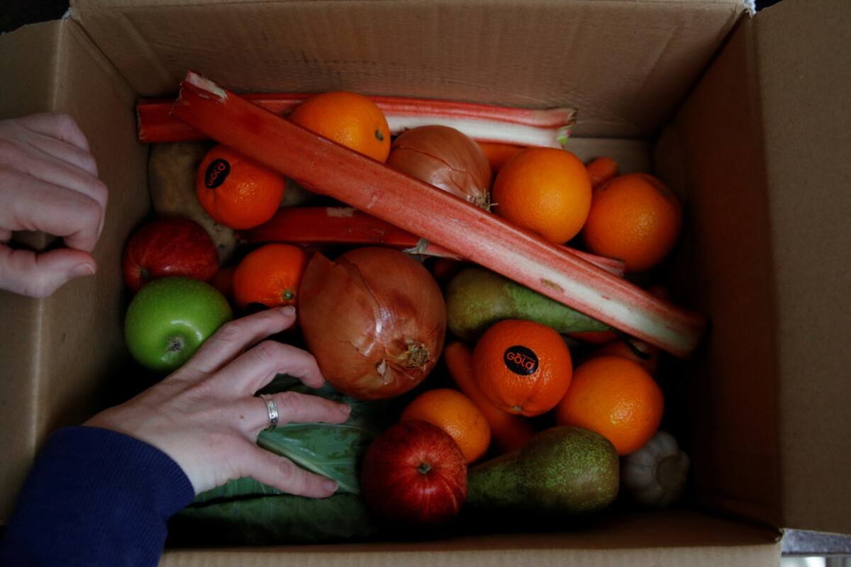 Un extraño deja comida para los hijos de una familia en la puerta de su casa
