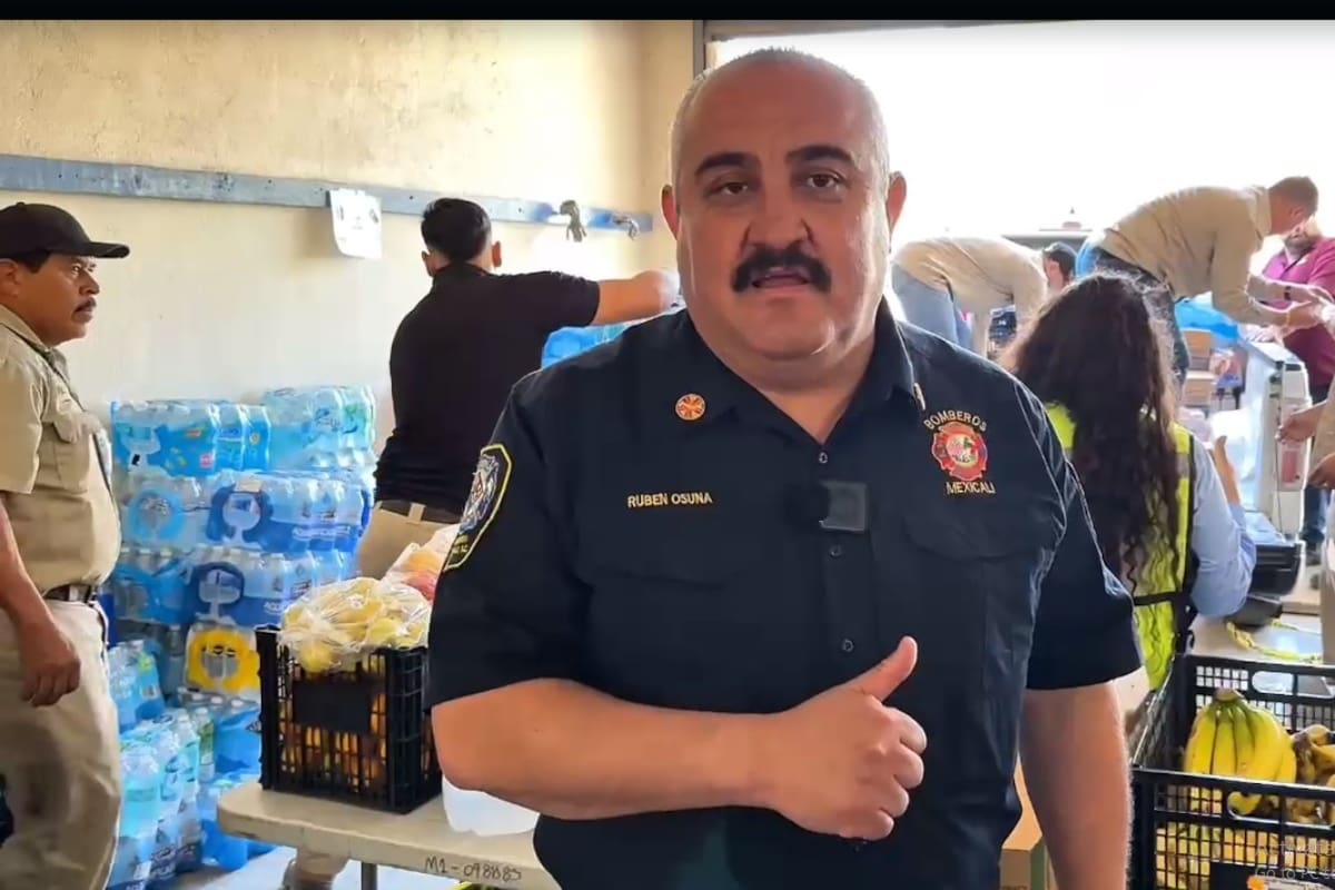 Bomberos de Mexicali entregan apoyos a operativo contra incendios en Tecate