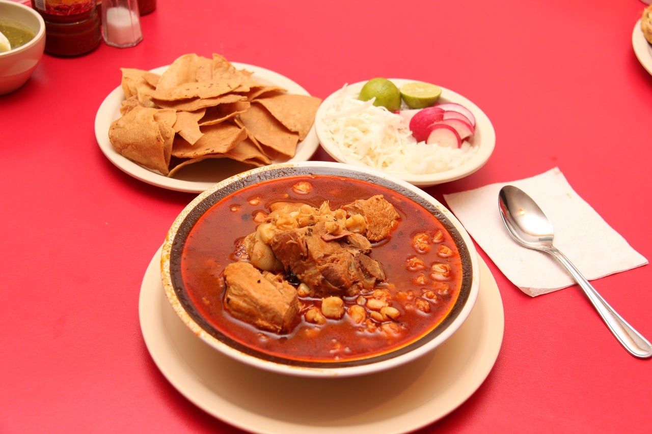 Una de las comidas clásicas de Navidad es el tradicional pozole con carne de cerdo l Foto: Pixabay