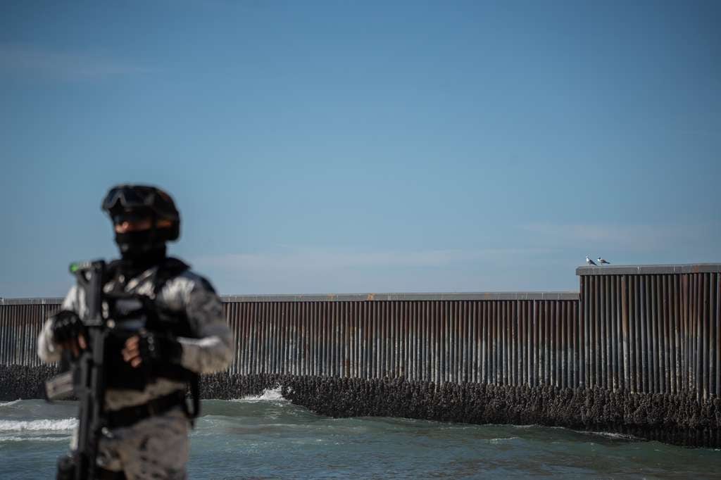 Bomberos atendieron un reporte al 9-1-1 sobre personas que intentaban cruzar hacia Estados Unidos por la zona del muro fronterizo; las seis personas fueron puestas a salvo y trasladadas para valoración médica. Foto: Border Zoom