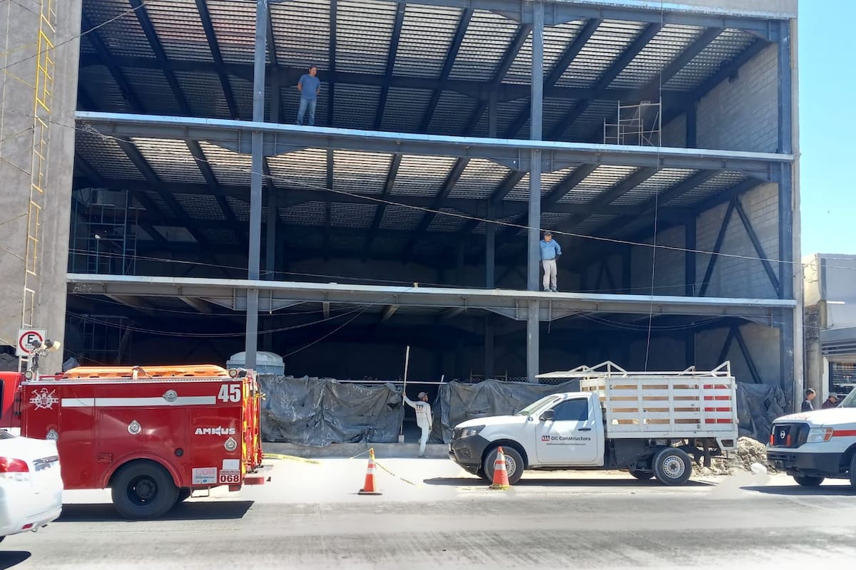 Trabajador cae de un tercer piso en construcción sobre avenida Obregón