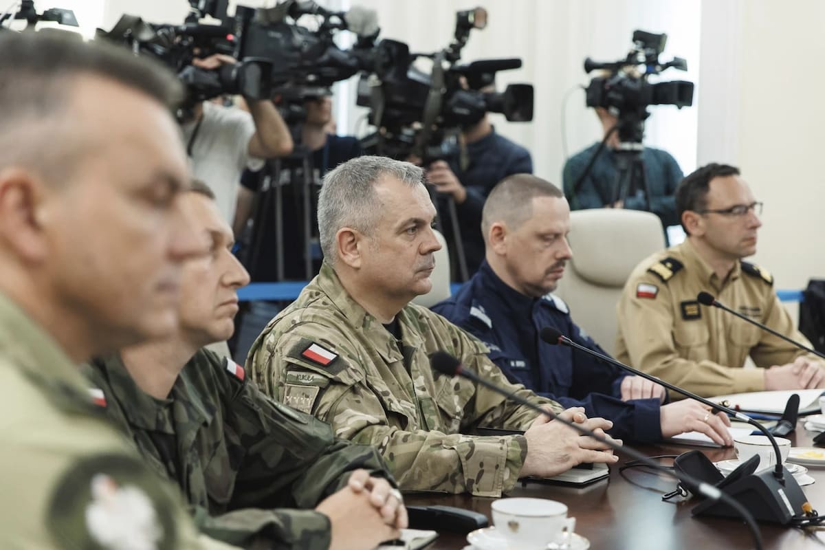 El general Wieslaw Kukula (centro), jefe del Estado Mayor de las Fuerzas Armadas de Polonia, durante una reunión extraordinaria del gobierno en la Cancillería del Primer Ministro, tras las violaciones del espacio aéreo polaco durante un ataque ruso. Varsovia, Polonia, miércoles 10 de septiembre de 2025. | Crédito: Cancillería del Primer Ministro de Polonia vía AP