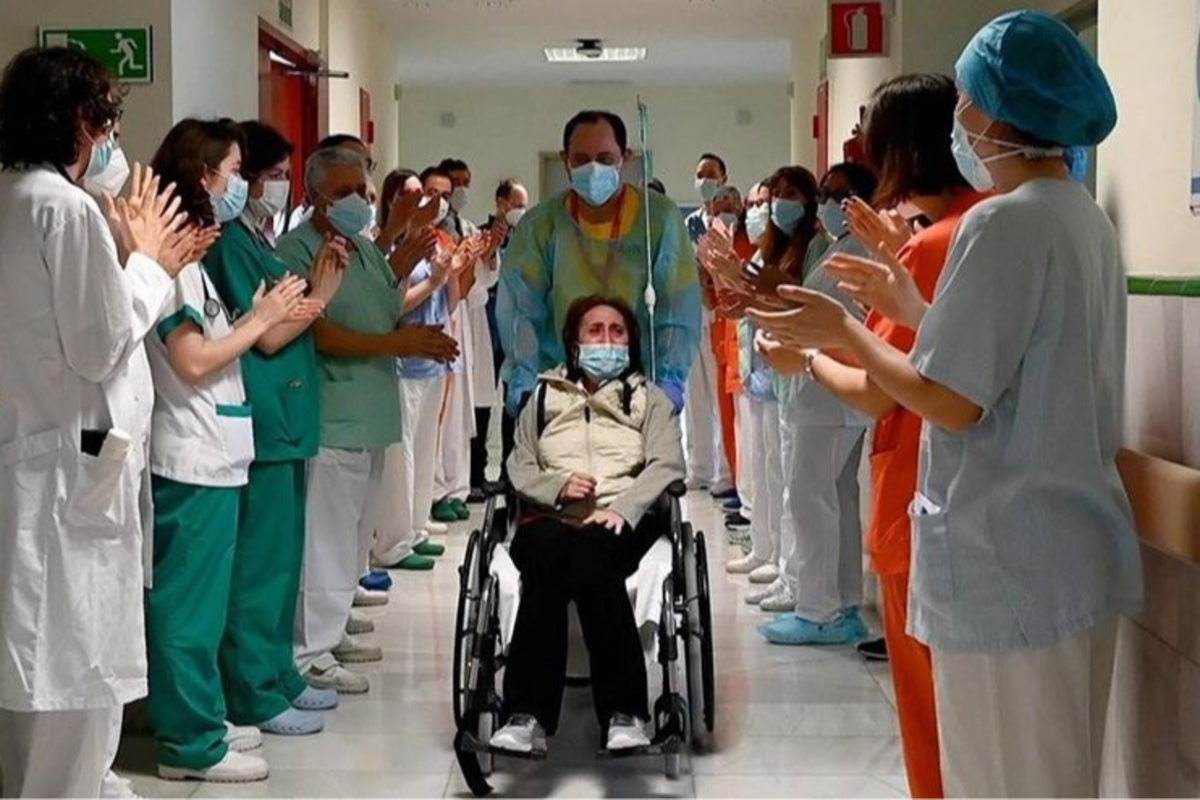 Mujer es dada de alta tras permanecer 10 meses internada en un hospital por Covid