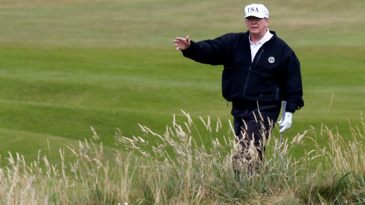 Donald Trump tenía previsto asistir a una cena republicana en su campo de golf de California cuando se informó del arresto de un hombre armado en las instalaciones. (REUTERS)