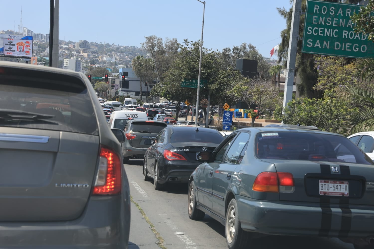 El congestionamiento en la Zona Río ha afectado vialidades clave ante el incremento de vehículos que buscan cruzar a Estados Unidos. Foto: Sergio Ortiz