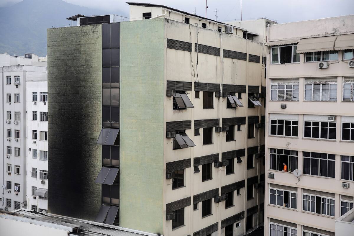 Al menos 10 muertos y un centenar de evacuados en incendio de hospital en Río de Janeiro