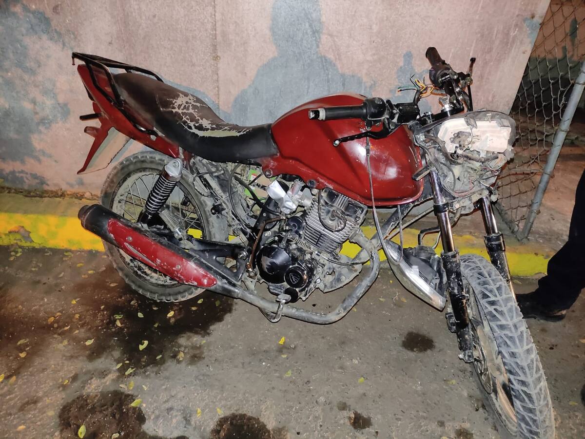 Uno de los sospechosos fue visto escapar a bordo de una motocicleta Italika roja con negro l Foto: Cortesía