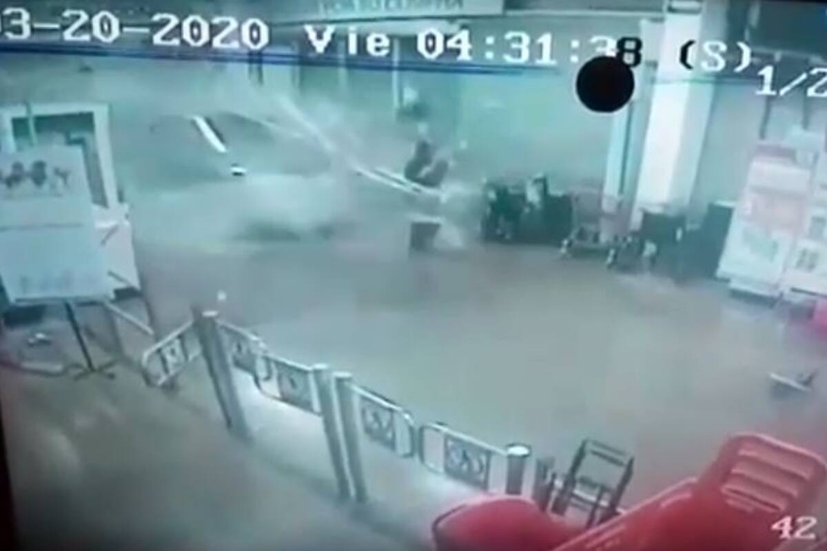 VIDEO: Irrumpe camioneta en Chedraui destrozando cortina; señalan a Comando