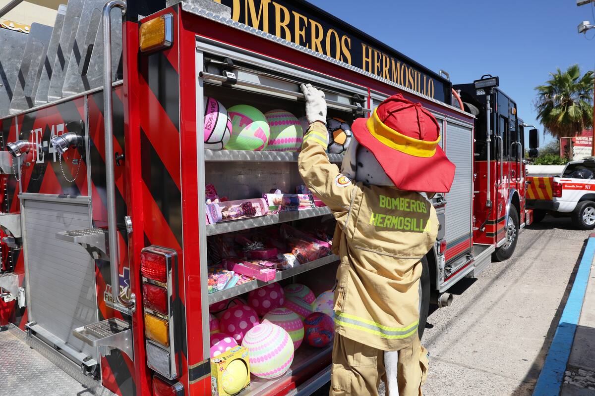 Los juguetes que los bomberos entregaron no requieren de baterías
para su uso y fueron donados por la ciudadanía en el ‘Juguetón de fuego’. FOTO: GERARDO GONSÁLEZ