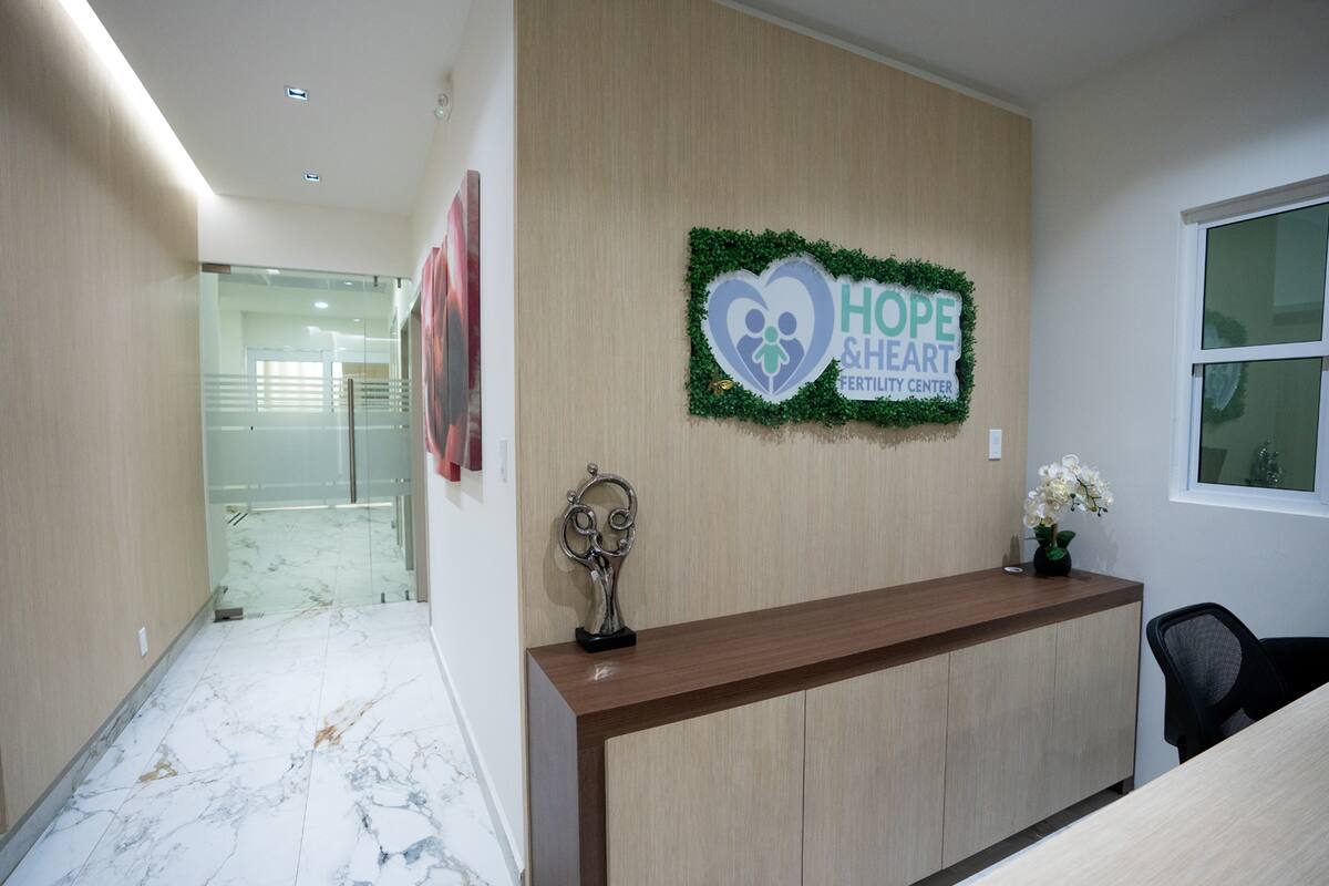 El lema de la clínica, “Del corazón a tus manos”, refleja la empatía y el compromiso con las parejas que enfrentan los desafíos emocionales y sociales asociados con los problemas de fertilidad.