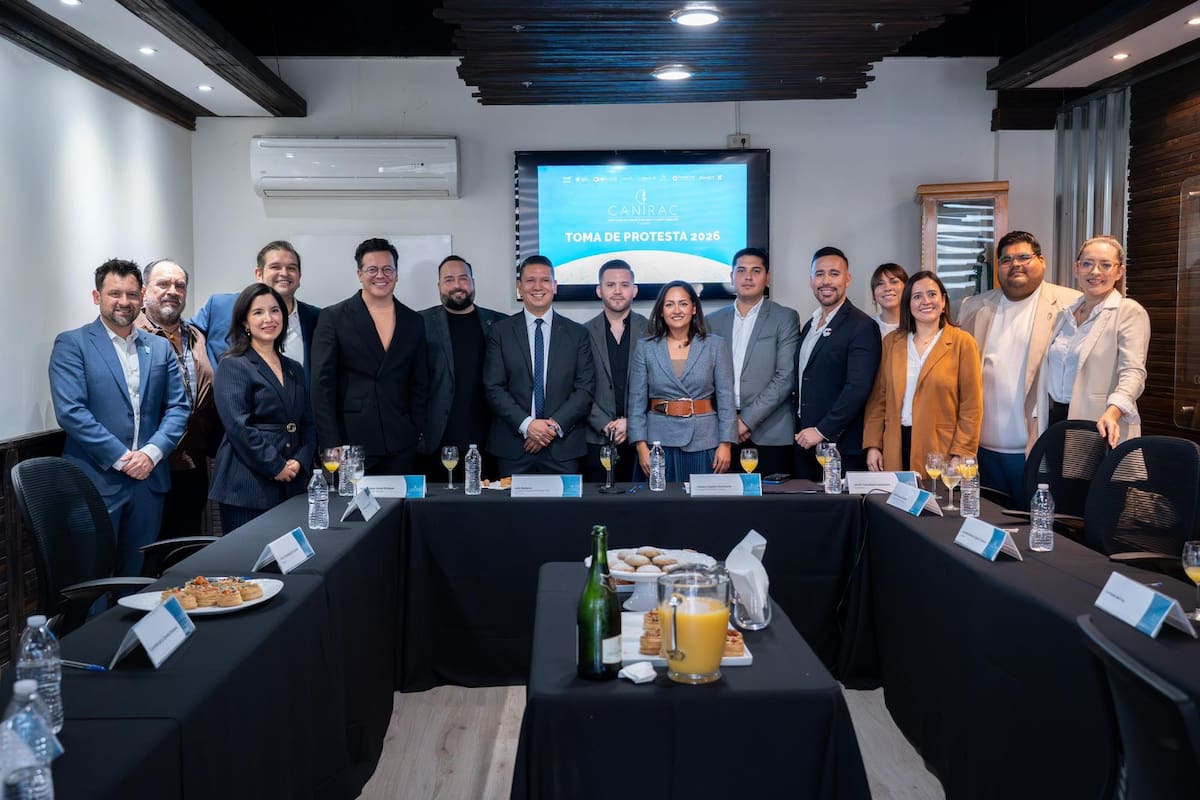 Con el compromiso de fortalecer la unidad, innovación y crecimiento del gremio restaurantero, rindió protesta para el periodo 2026-2027 acompañada de su nuevo Consejo Directivo. Foto: Cortesía