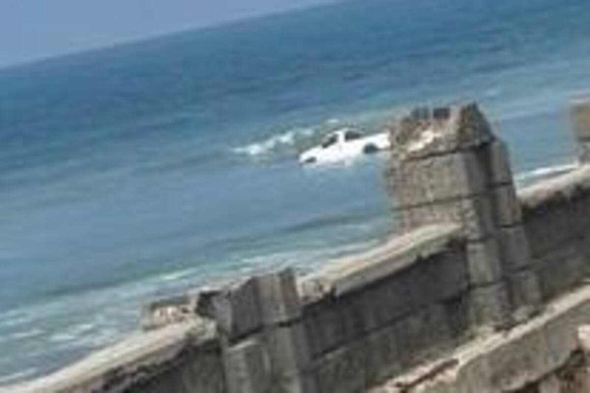 Rescatan cuatro camionetas de playas de Rosarito