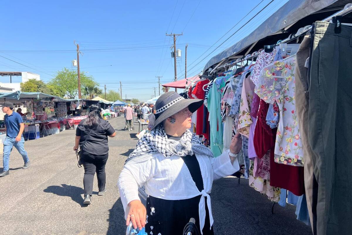 Mexicalenses acuden al tianguis por variedad y precios accesibles