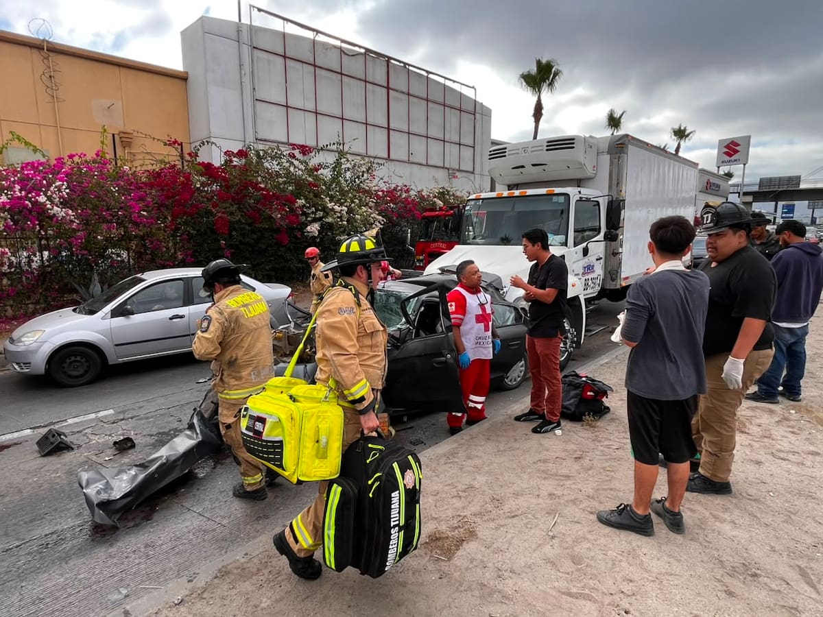 Una mujer de 84 años quedó prensada dentro del vehículo; ambas fueron trasladadas a un hospital tras ser rescatadas por Bomberos. Foto: Cortesía