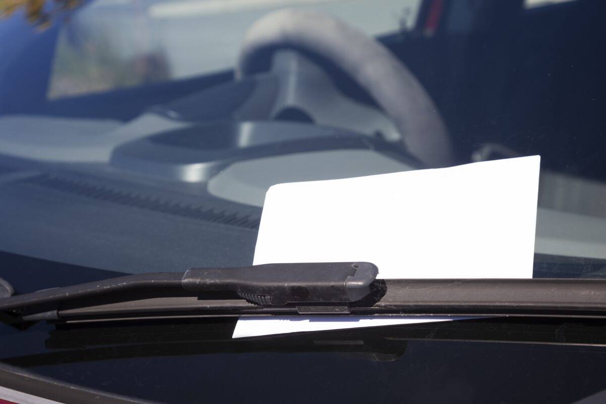 Si encuentras una nota pegada a tu auto ten cuidado, podrían estar intentando estafarte