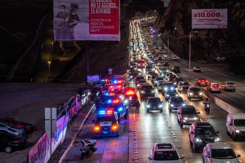 Elementos de seguridad y paramédicos acudieron a la prolongación de la calle Segunda, cerca de La Cúspide, tras el ataque armado que dejó a dos hombres lesionados. Foto: Cortesía / Border Zoom