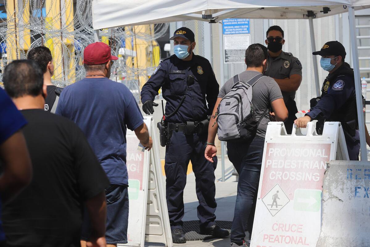 Extienden autoridades restricciones en cruces fronterizos un mes más