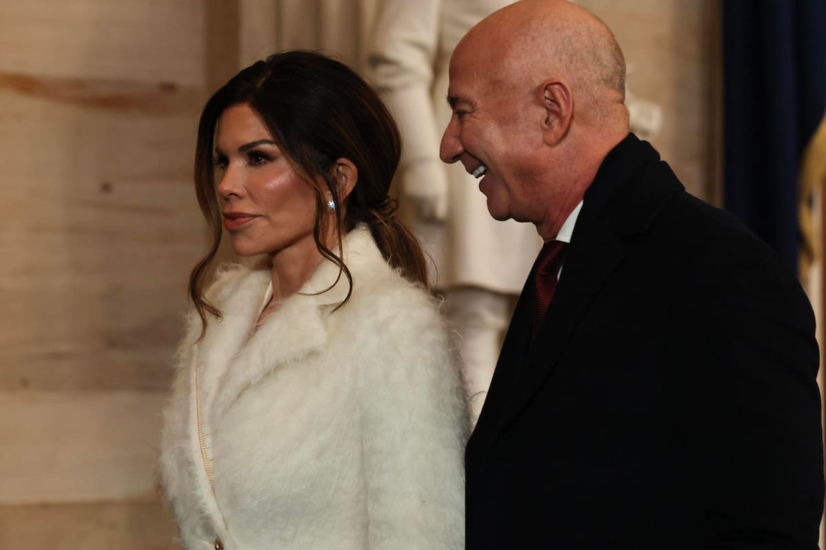 Washington (Estados Unidos), 20/01/2025.- Jeff Bezos, el fundador de Amazon y Blue Origin Jeff Bezos (derecha) y su prometida, Lauren Sanchez (izquierda) saliendo de la ceremonia inaugural de la toma de posesión del presidente Donald Trump. | Crédito: EFE/EPA/CHIP SOMODEVILLA / POOL