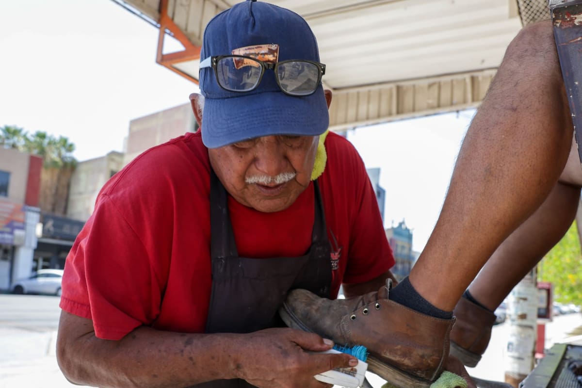 La sobrevivencia de los comerciantes al calor extremo trabajando en la calle