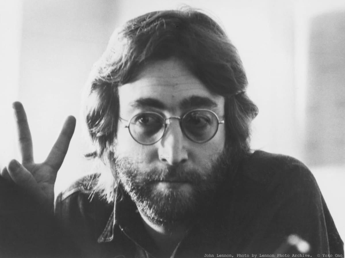 John Lennon continúa generando ingresos, especialmente con el lanzamiento de la canción de los Beatles usando inteligencia artificial.