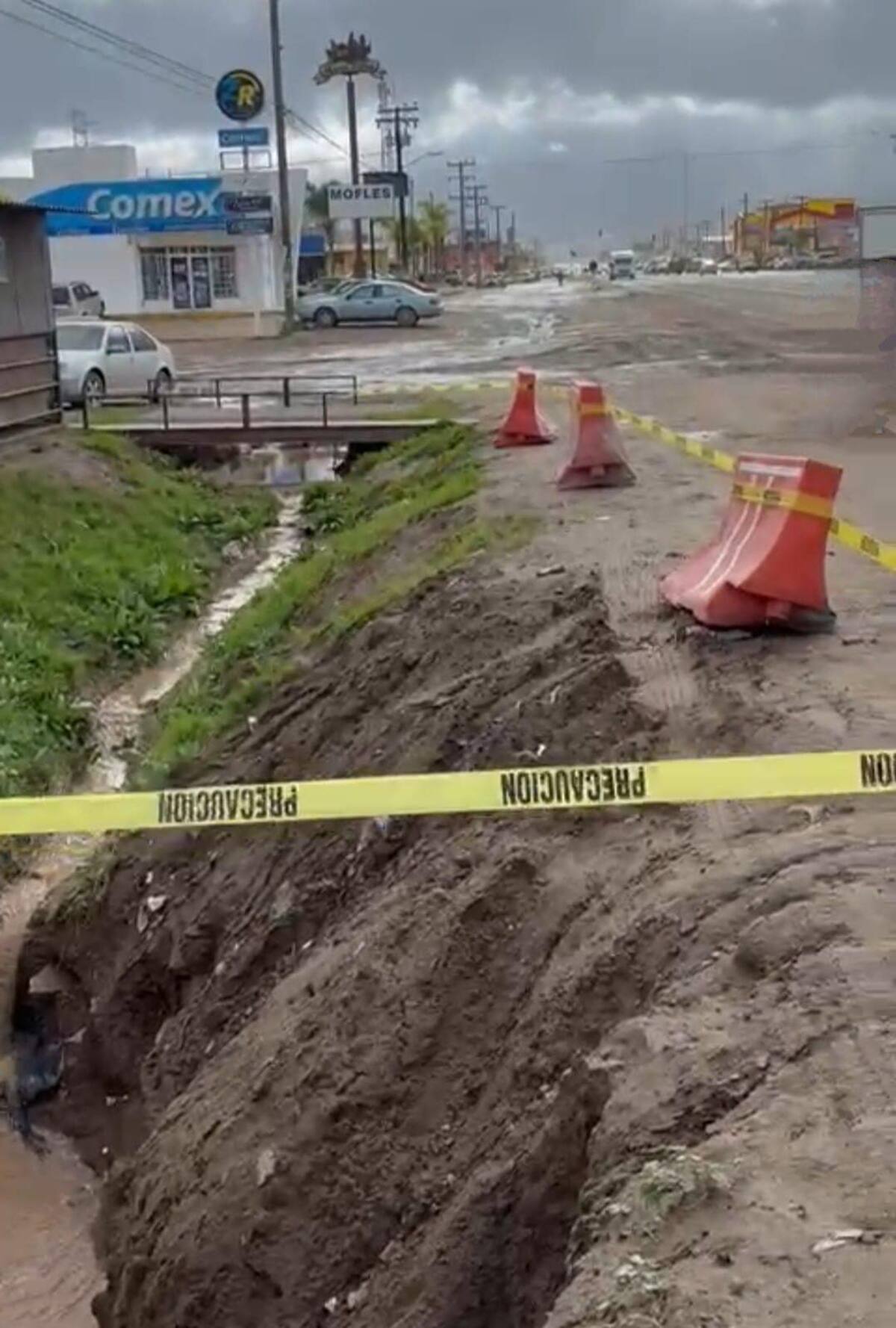 Uno de los ciudadanos gestionó con una constructora que les prestaran barras anaranjadas a manera de prevención en la zona de la alcantarilla.