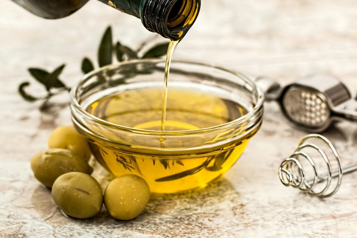 Aceite de oliva virgen vs. extra virgen: descubre cuál es mejor para cocinar y por qué