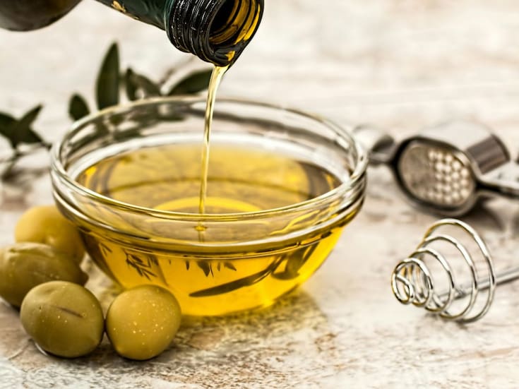 Aceite de oliva virgen vs. extra virgen: descubre cuál es mejor para cocinar y por qué