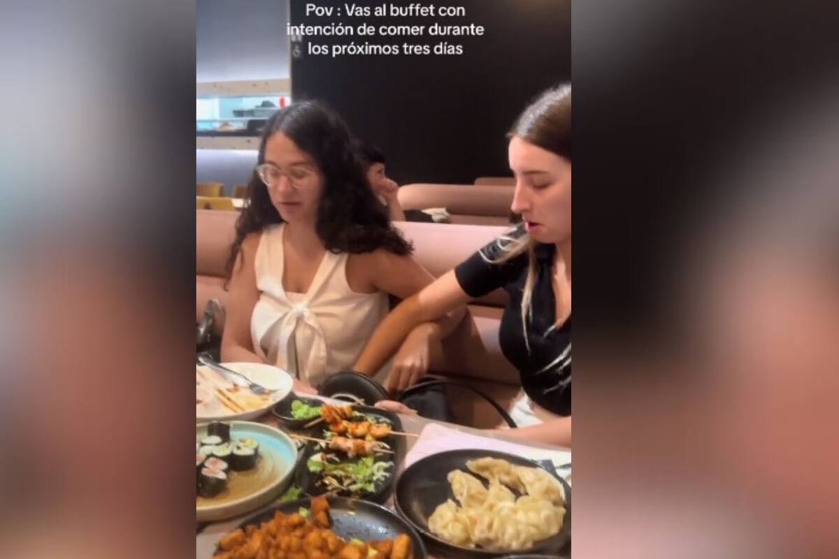 Tunden a jóvenes que trataron de llevarse comida de un buffet