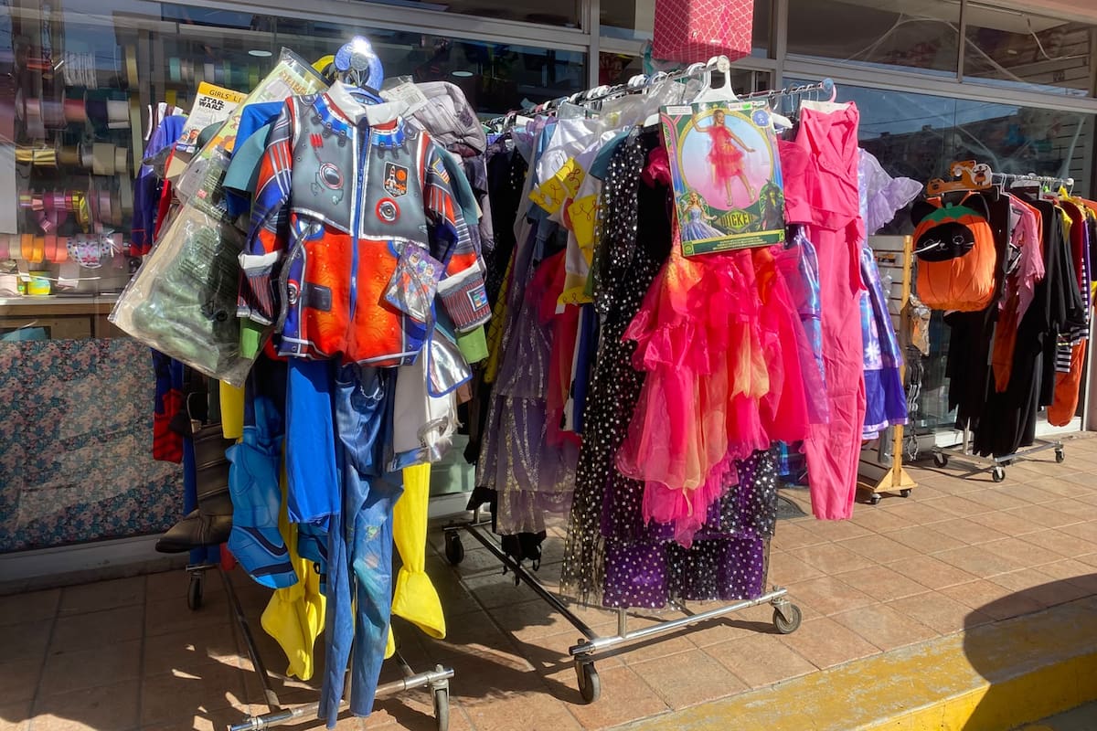 Disfraces de terror y superhéroes aumentan su demanda por Halloween en Tijuana