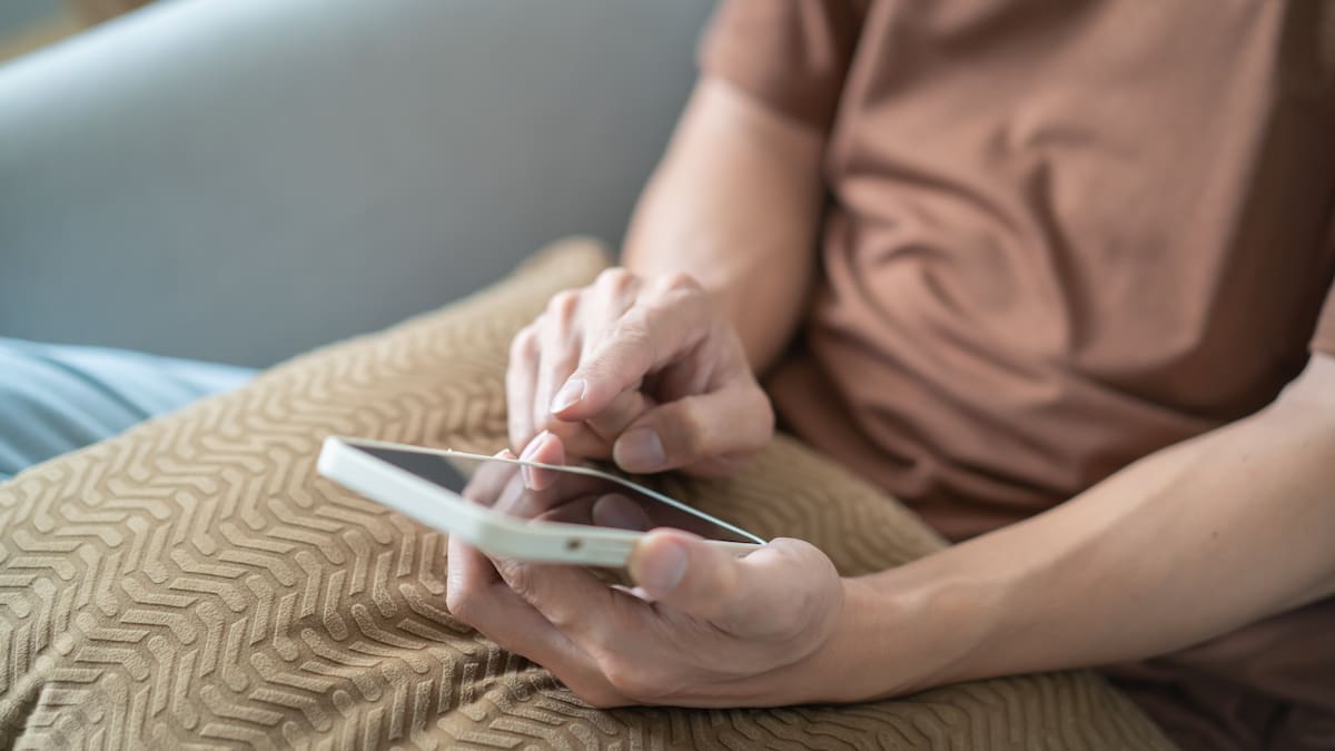 El FOMO, o miedo a quedarse afuera, impulsa a muchas personas a mantenerse conectadas sin descanso para no perder información, experiencias o tendencias/Foto: Canva