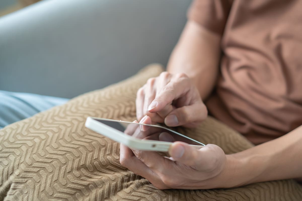 FOMO y ROMO: Cómo entender el miedo y el alivio de desconectarse en la era digital