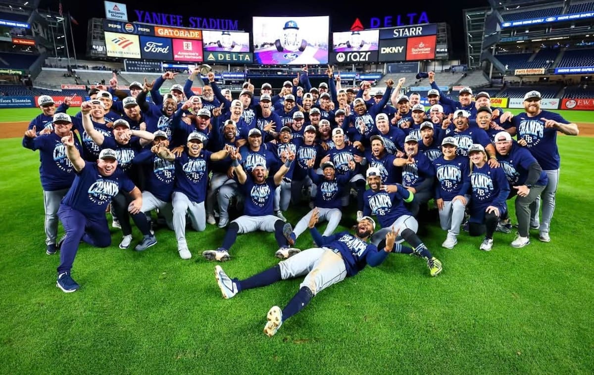 Jonathan Aranda y los Tampa Bay Rays celebraron la conquista de la división Este de la Liga Americana tras su victoria ante los Yankees. Foto: Cortesía MLB