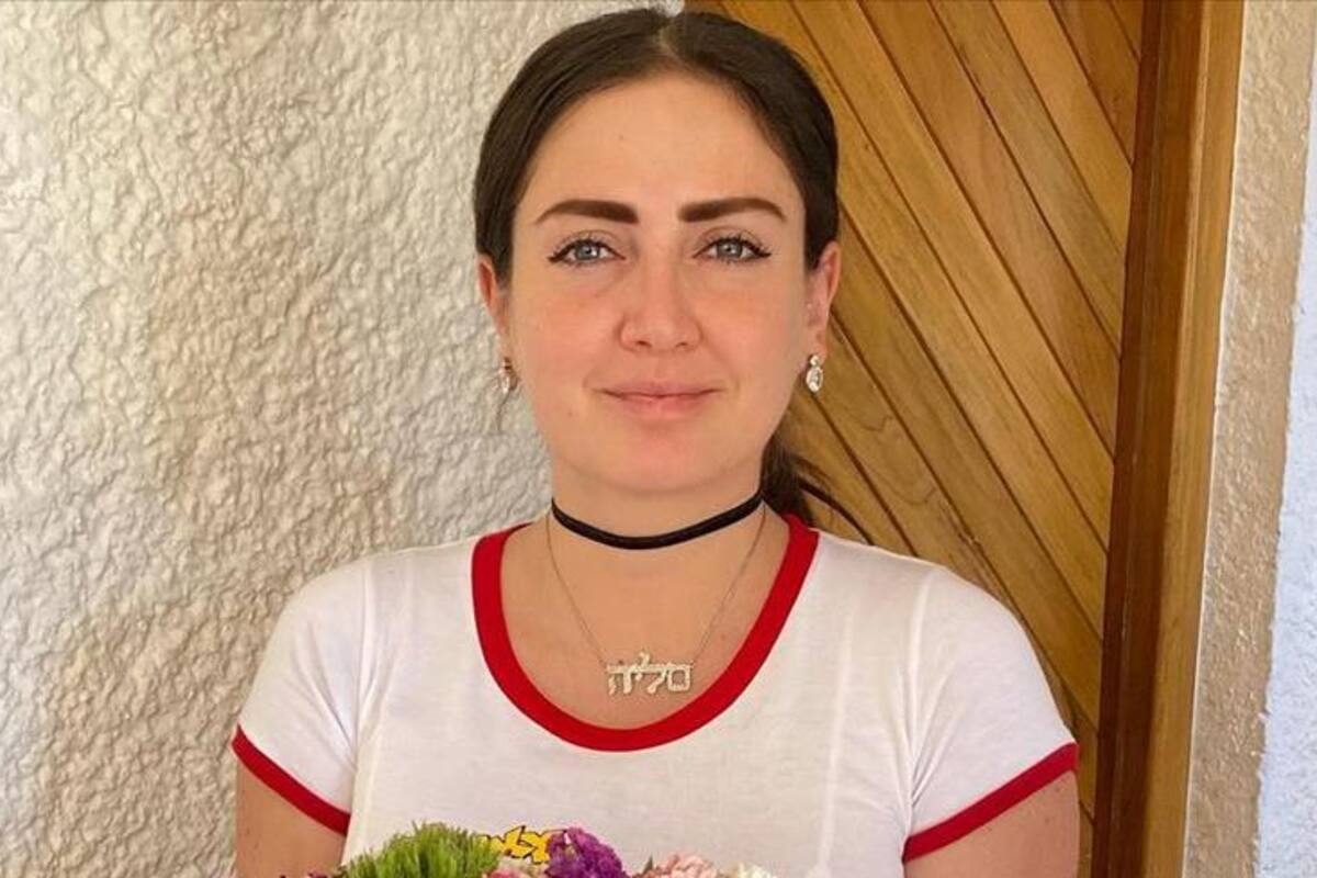 Celia Lora recarga sus pechos en la ventana y muestra su trasero